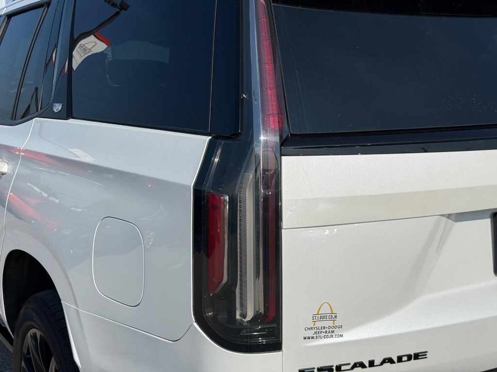 Cadillac Escalade Vehicle Full-screen Gallery Image 08