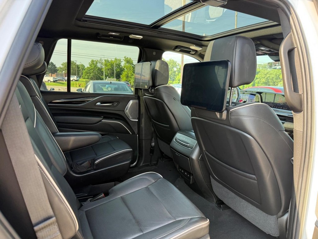 Cadillac Escalade Vehicle Full-screen Gallery Image 15