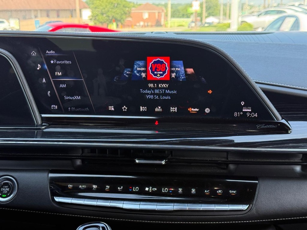 Cadillac Escalade Vehicle Full-screen Gallery Image 20