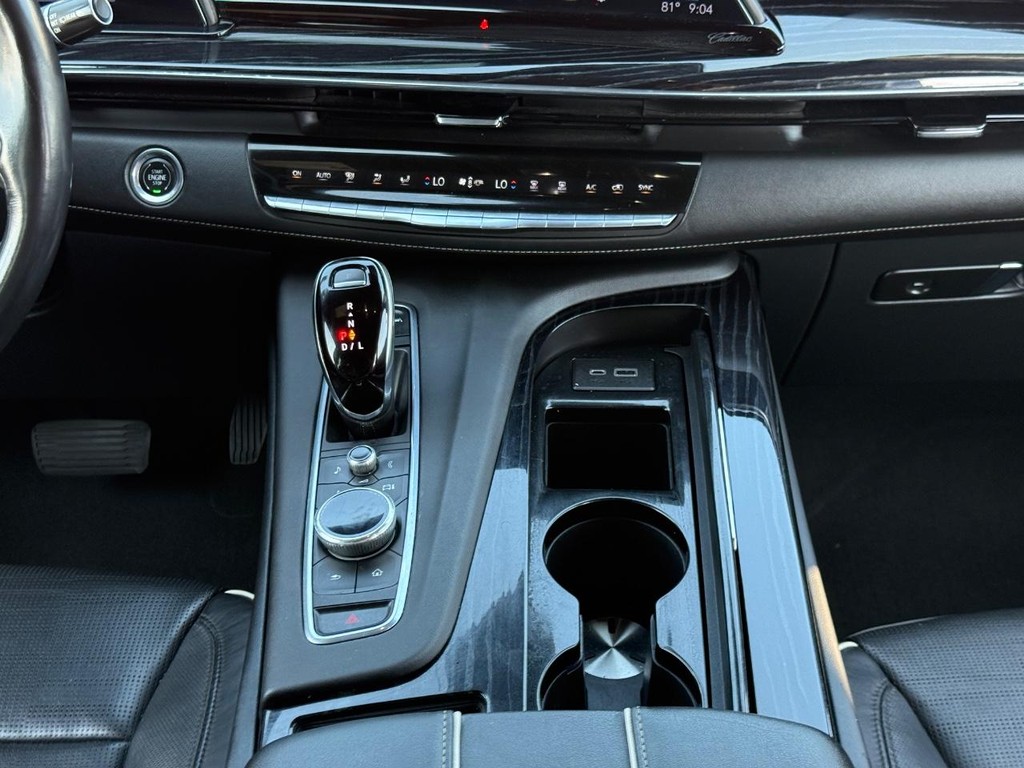 Cadillac Escalade Vehicle Full-screen Gallery Image 21