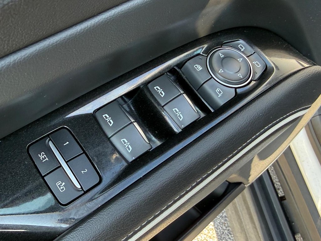 Cadillac Escalade Vehicle Full-screen Gallery Image 22