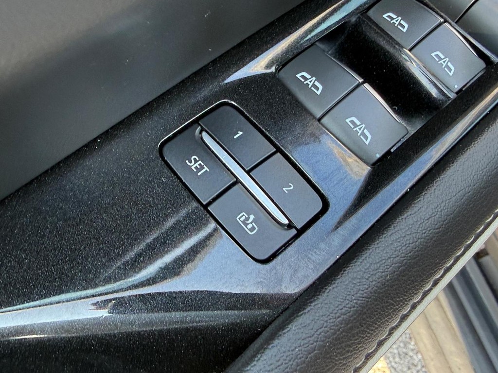 Cadillac Escalade Vehicle Full-screen Gallery Image 23