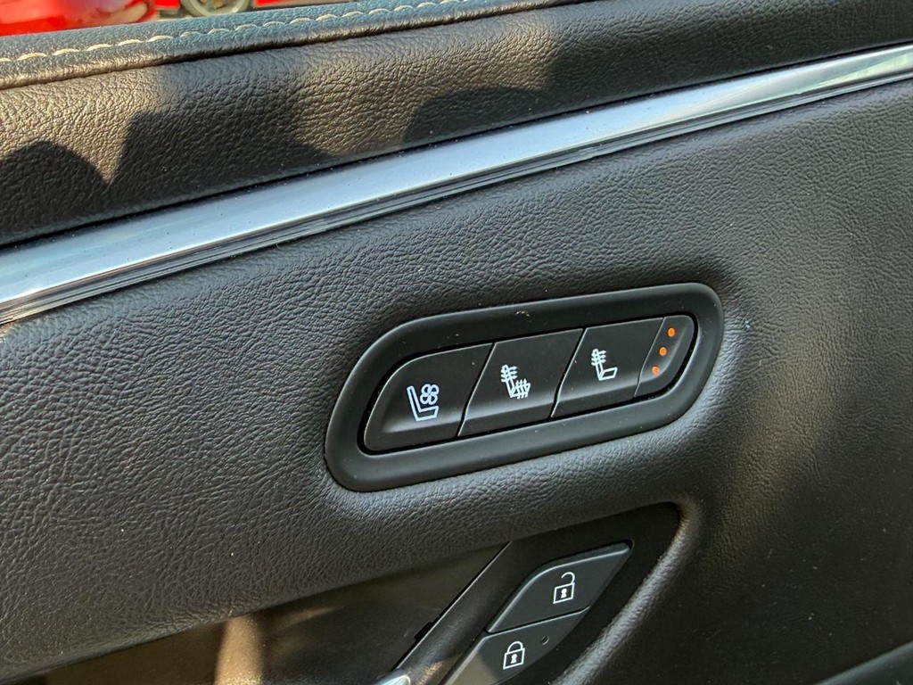 Cadillac Escalade Vehicle Full-screen Gallery Image 24