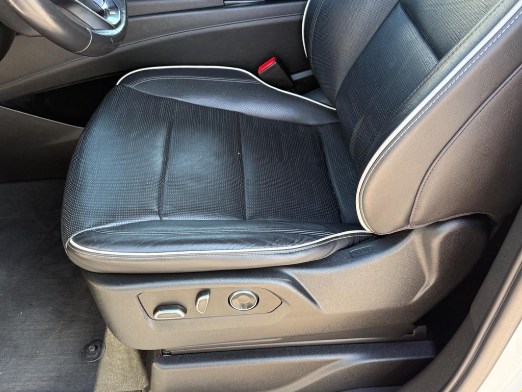 Cadillac Escalade Vehicle Full-screen Gallery Image 25