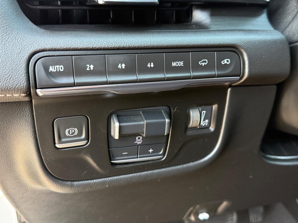 Cadillac Escalade Vehicle Full-screen Gallery Image 26