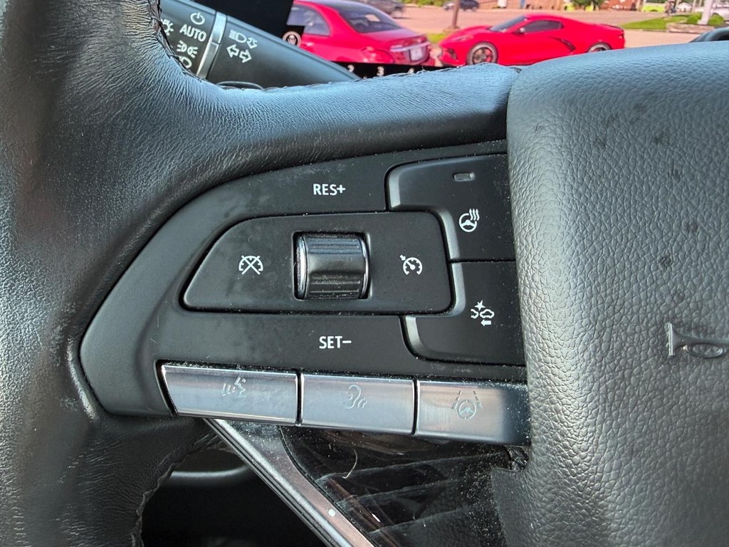 Cadillac Escalade Vehicle Full-screen Gallery Image 27