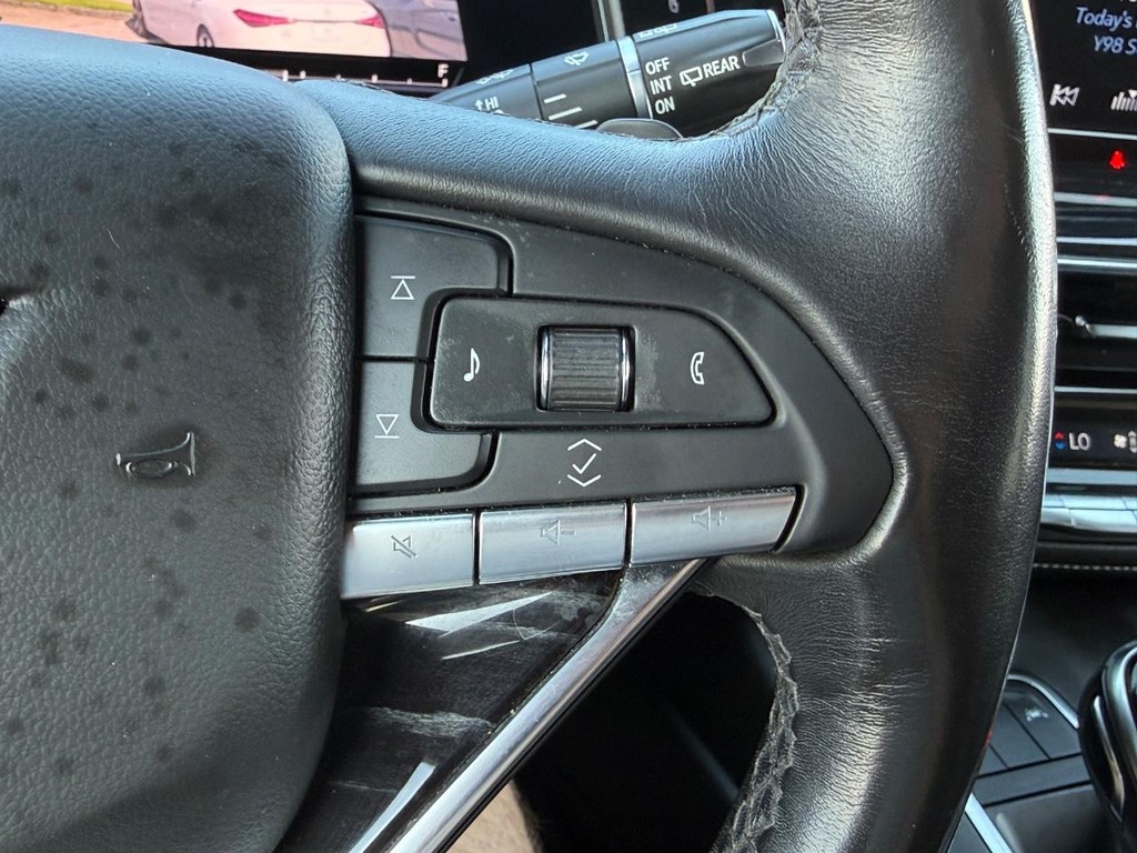 Cadillac Escalade Vehicle Full-screen Gallery Image 28