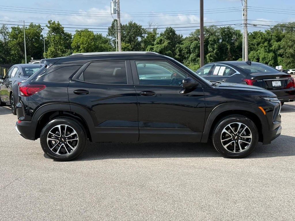 Chevrolet TrailBlazer Vehicle Full-screen Gallery Image 02