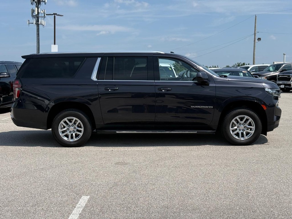 Chevrolet Suburban Vehicle Full-screen Gallery Image 02