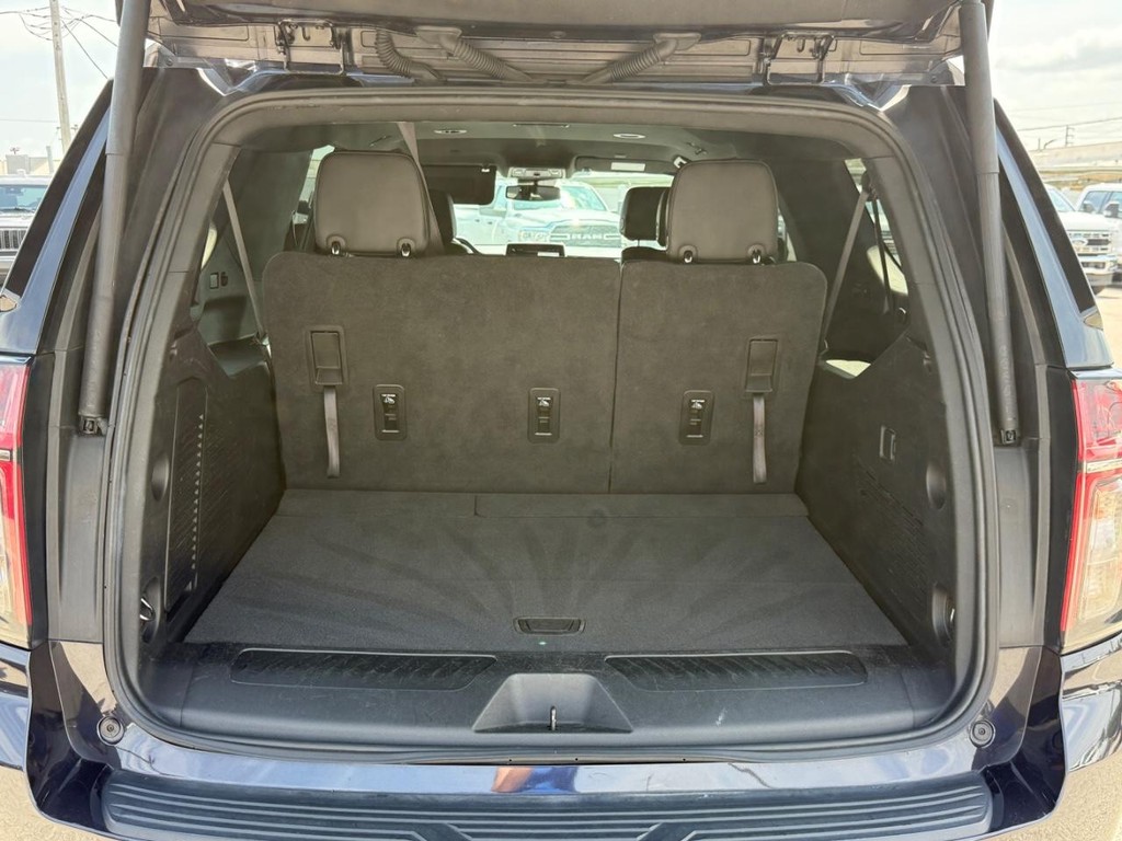 Chevrolet Suburban Vehicle Full-screen Gallery Image 04