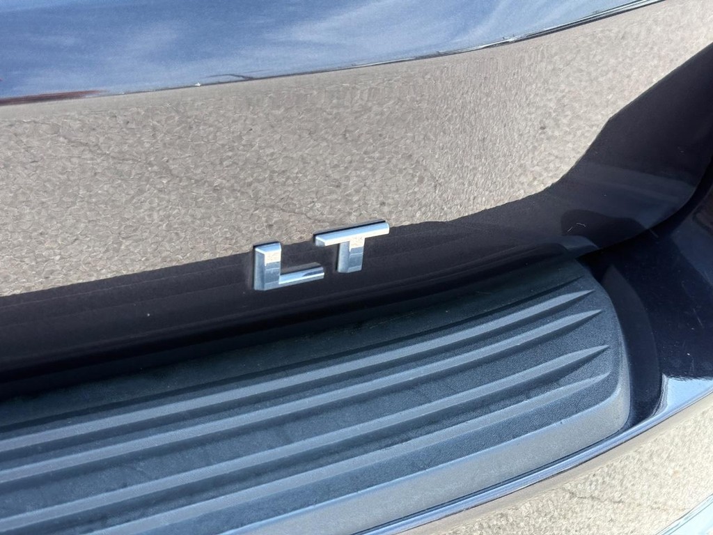 Chevrolet Suburban Vehicle Full-screen Gallery Image 06