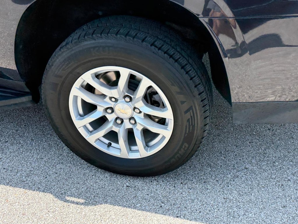 Chevrolet Suburban Vehicle Full-screen Gallery Image 08