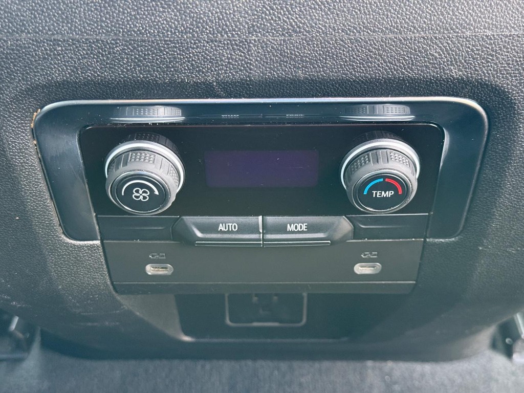 Chevrolet Suburban Vehicle Full-screen Gallery Image 13