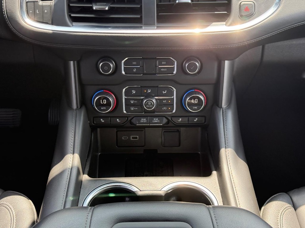 Chevrolet Suburban Vehicle Full-screen Gallery Image 17