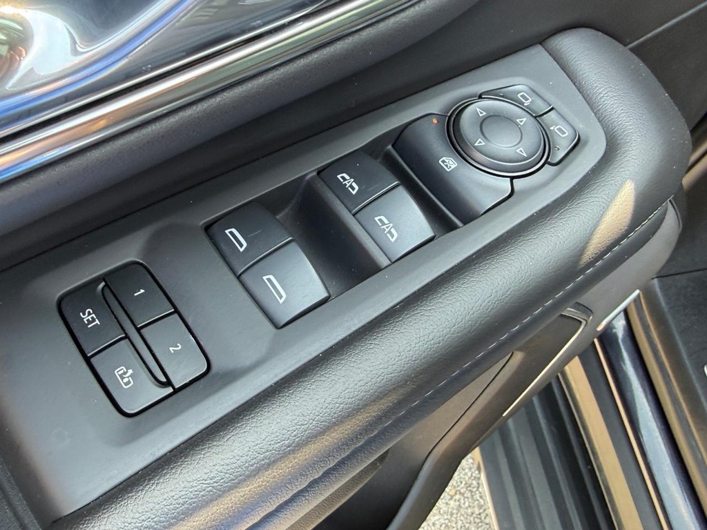 Chevrolet Suburban Vehicle Full-screen Gallery Image 18