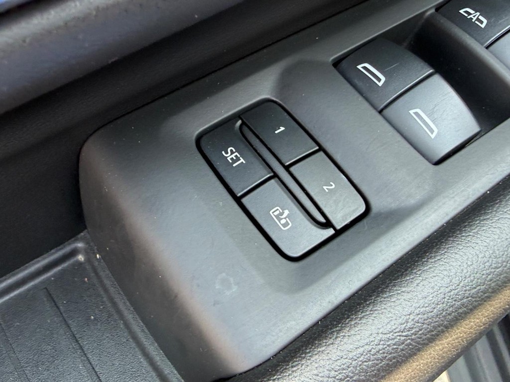 Chevrolet Suburban Vehicle Full-screen Gallery Image 19