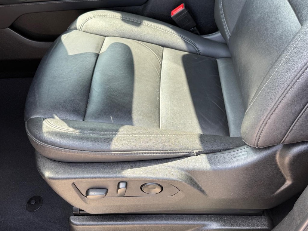 Chevrolet Suburban Vehicle Full-screen Gallery Image 20