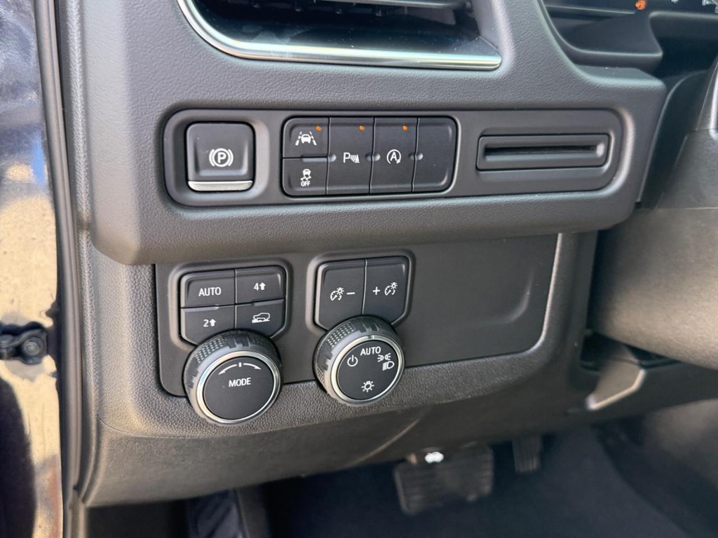 Chevrolet Suburban Vehicle Full-screen Gallery Image 21