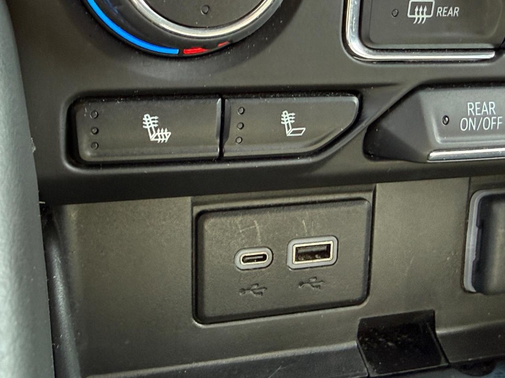 Chevrolet Suburban Vehicle Full-screen Gallery Image 27