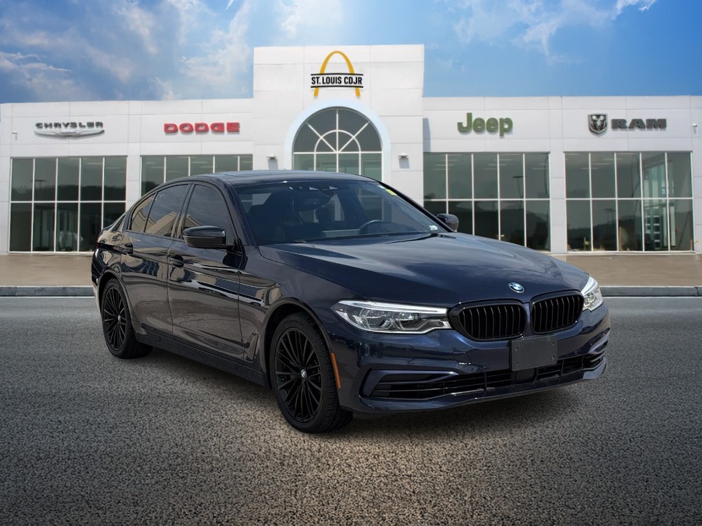 BMW 5 Series Vehicle Full-screen Gallery Image 01