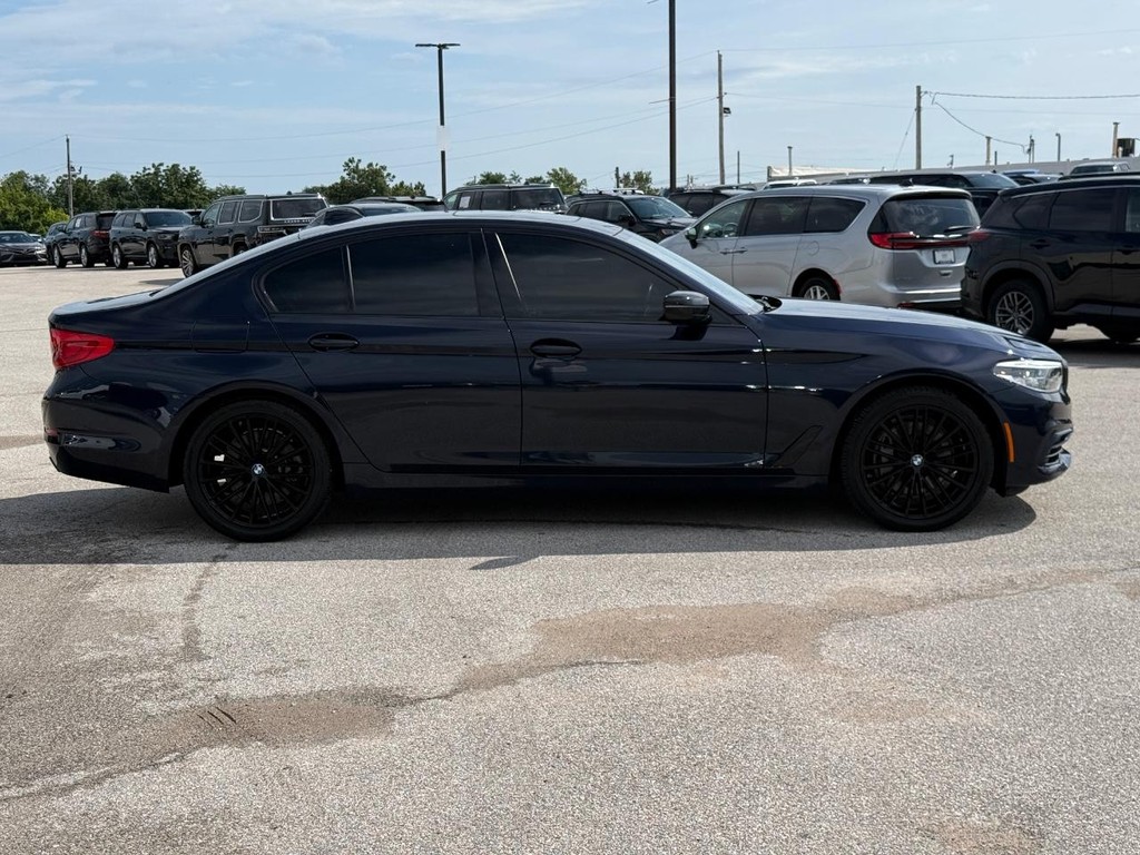 BMW 5 Series Vehicle Full-screen Gallery Image 02