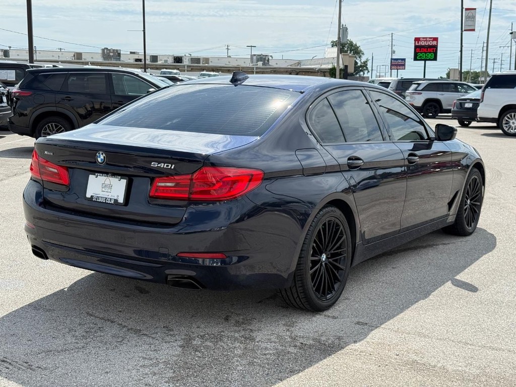BMW 5 Series Vehicle Full-screen Gallery Image 03