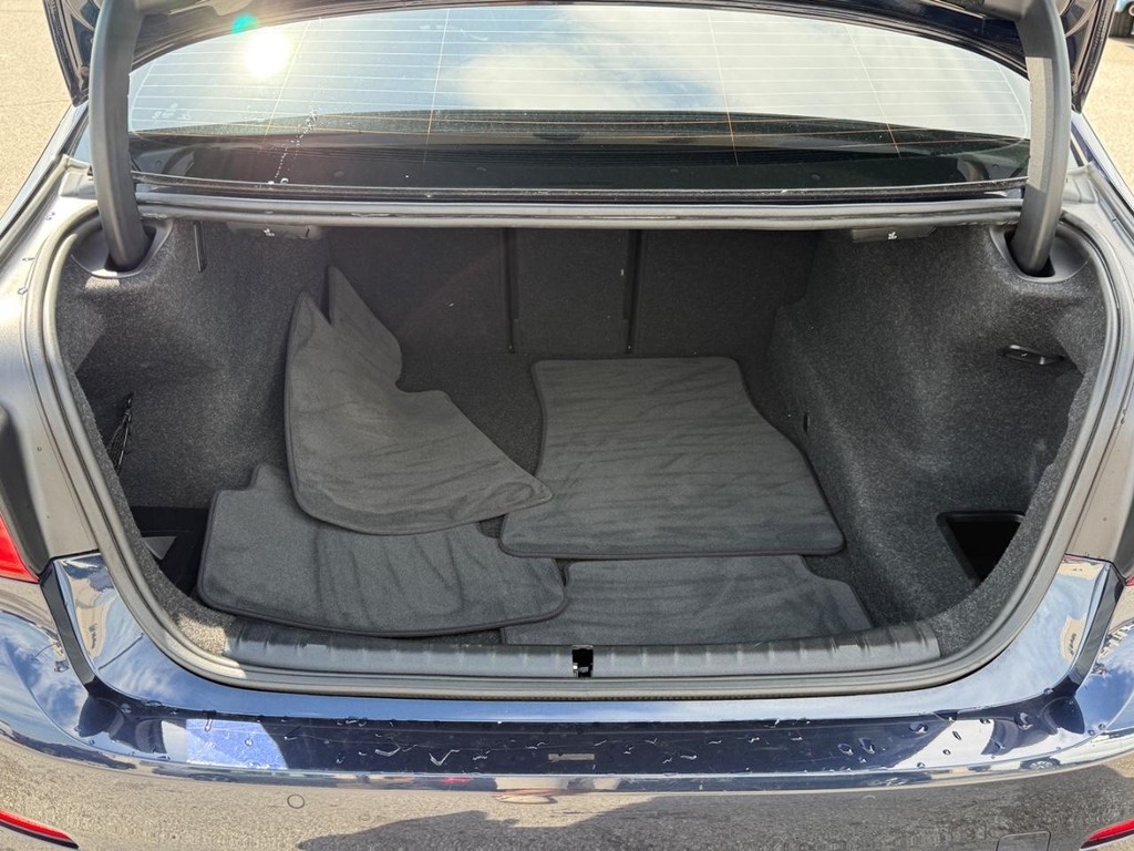 BMW 5 Series Vehicle Full-screen Gallery Image 04