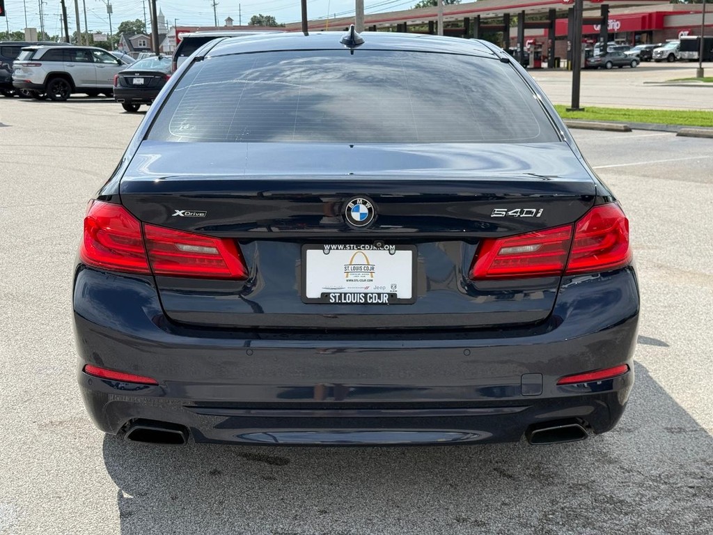 BMW 5 Series Vehicle Full-screen Gallery Image 05