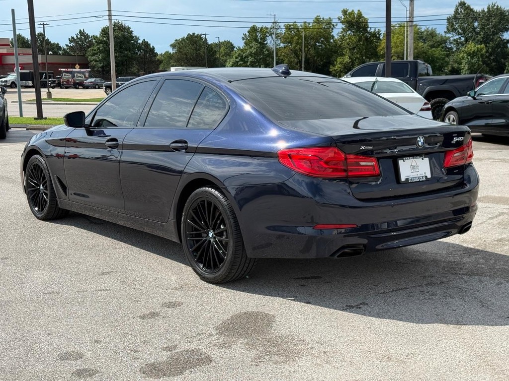 BMW 5 Series Vehicle Full-screen Gallery Image 06