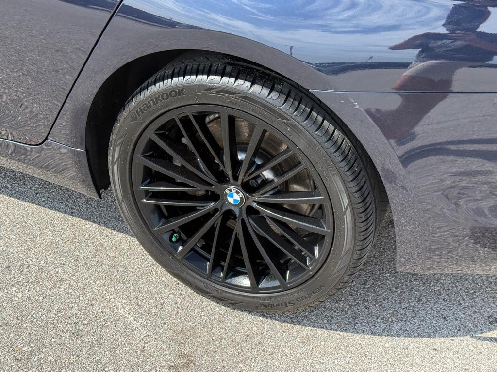 BMW 5 Series Vehicle Full-screen Gallery Image 07