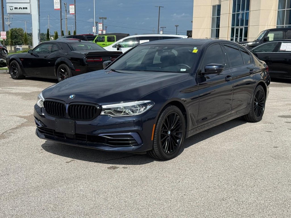 BMW 5 Series Vehicle Full-screen Gallery Image 08