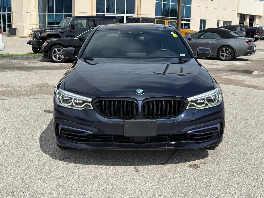 BMW 5 Series Vehicle Full-screen Gallery Image 09