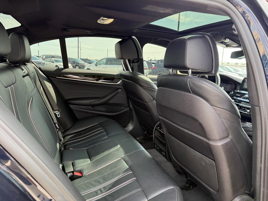 BMW 5 Series Vehicle Full-screen Gallery Image 10