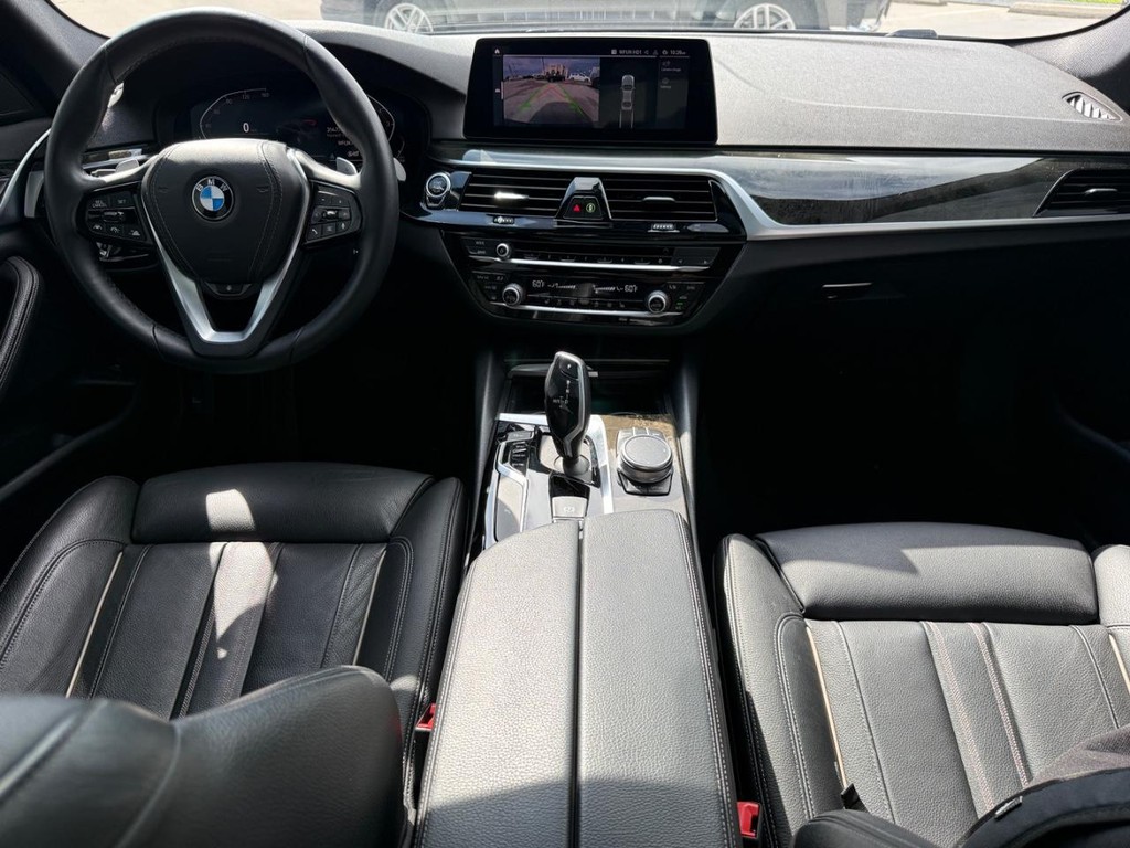 BMW 5 Series Vehicle Full-screen Gallery Image 11