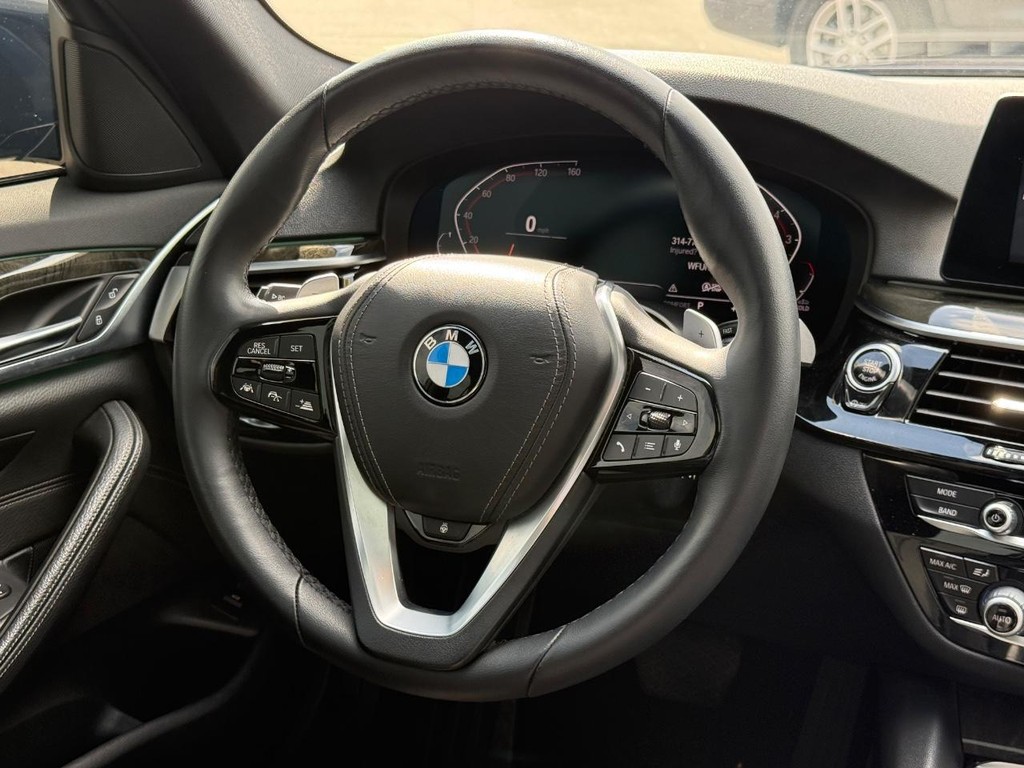 BMW 5 Series Vehicle Full-screen Gallery Image 12