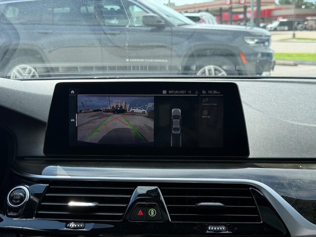 BMW 5 Series Vehicle Full-screen Gallery Image 13