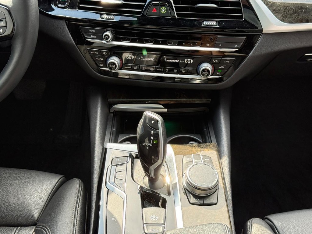 BMW 5 Series Vehicle Full-screen Gallery Image 14
