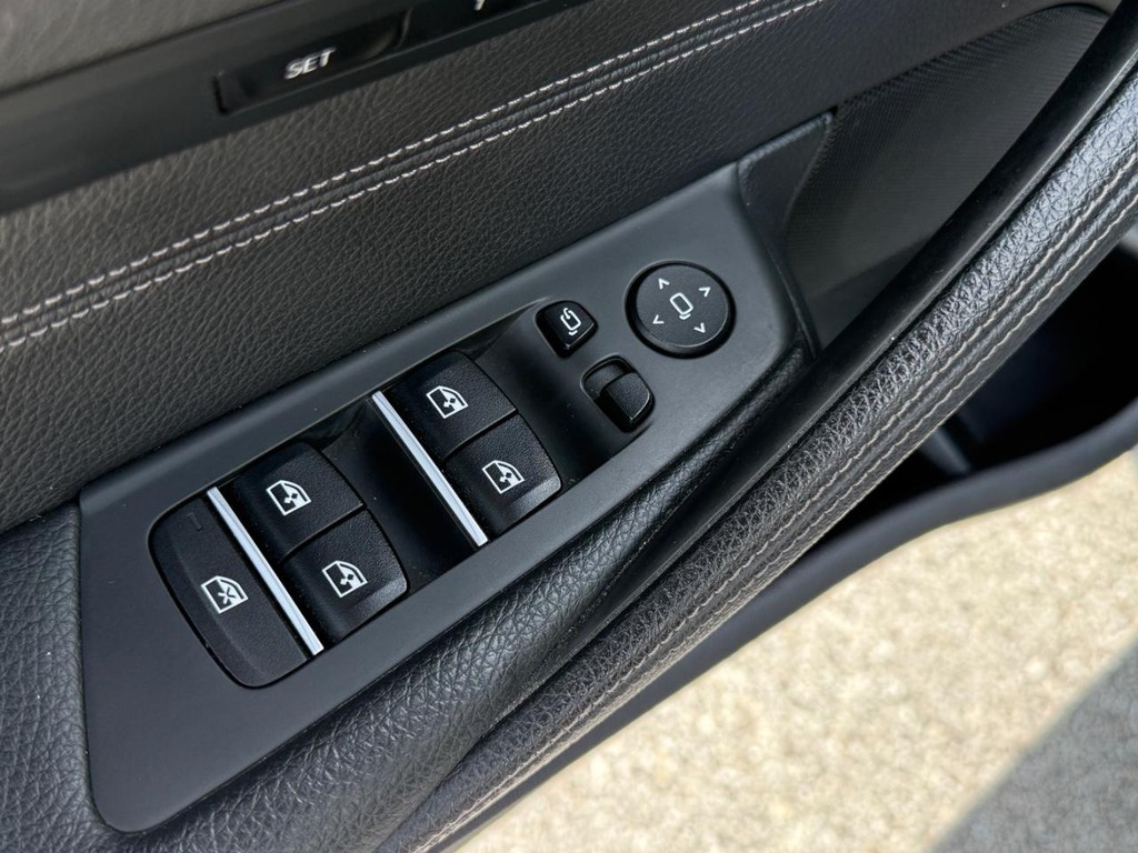 BMW 5 Series Vehicle Full-screen Gallery Image 15