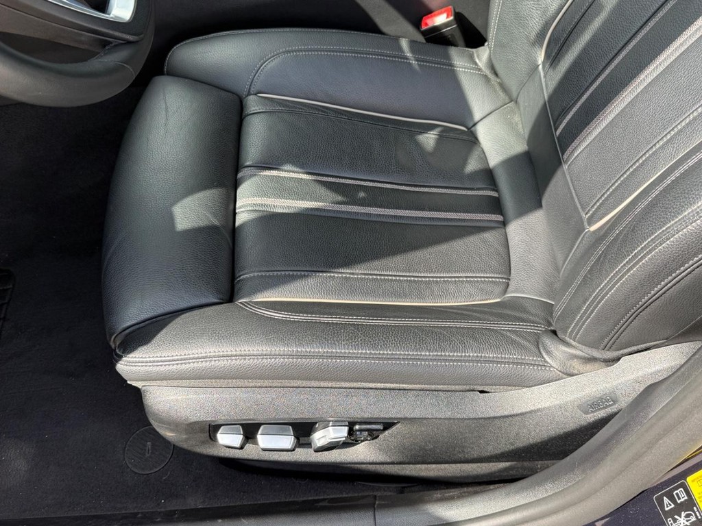 BMW 5 Series Vehicle Full-screen Gallery Image 16