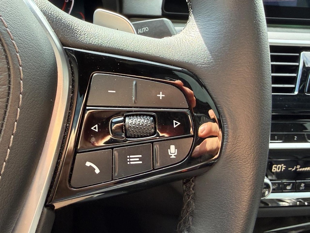 BMW 5 Series Vehicle Full-screen Gallery Image 18