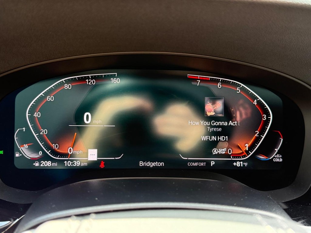 BMW 5 Series Vehicle Full-screen Gallery Image 19
