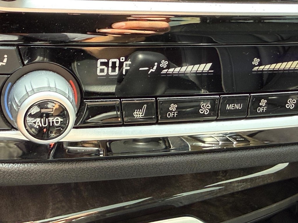 BMW 5 Series Vehicle Full-screen Gallery Image 21