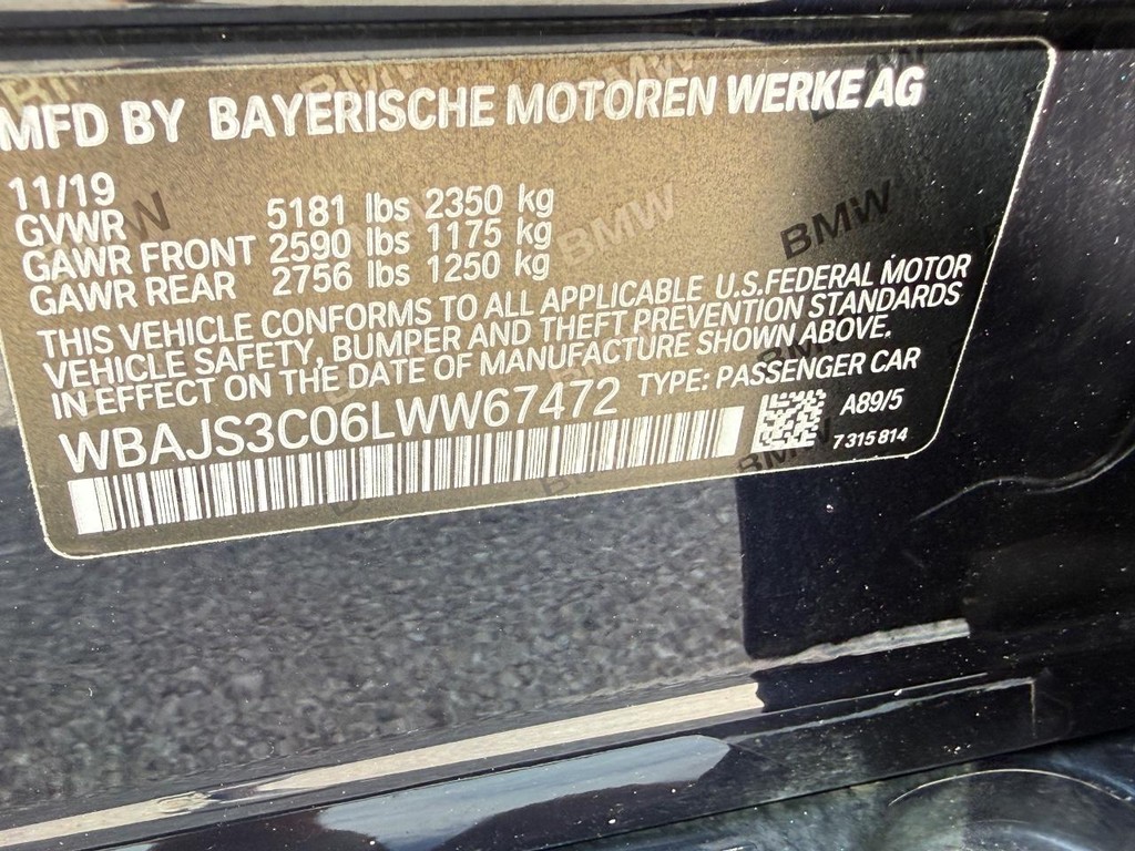 BMW 5 Series Vehicle Full-screen Gallery Image 22