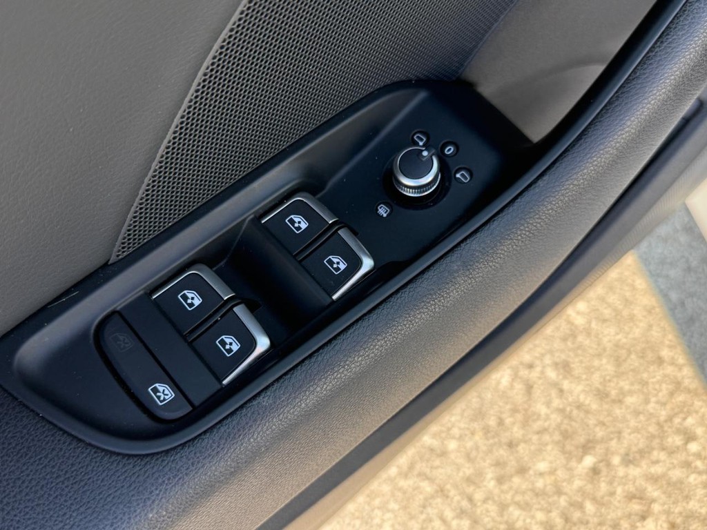 Audi A3 Sedan Vehicle Full-screen Gallery Image 15