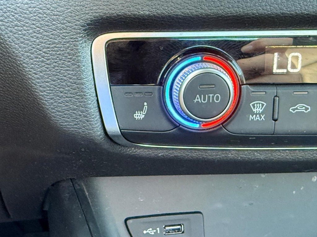 Audi A3 Sedan Vehicle Full-screen Gallery Image 23