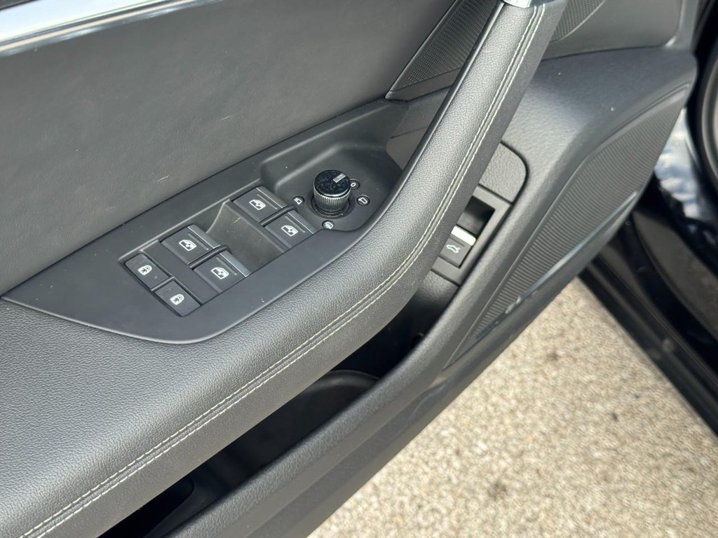 Audi A6 Sedan Vehicle Full-screen Gallery Image 16