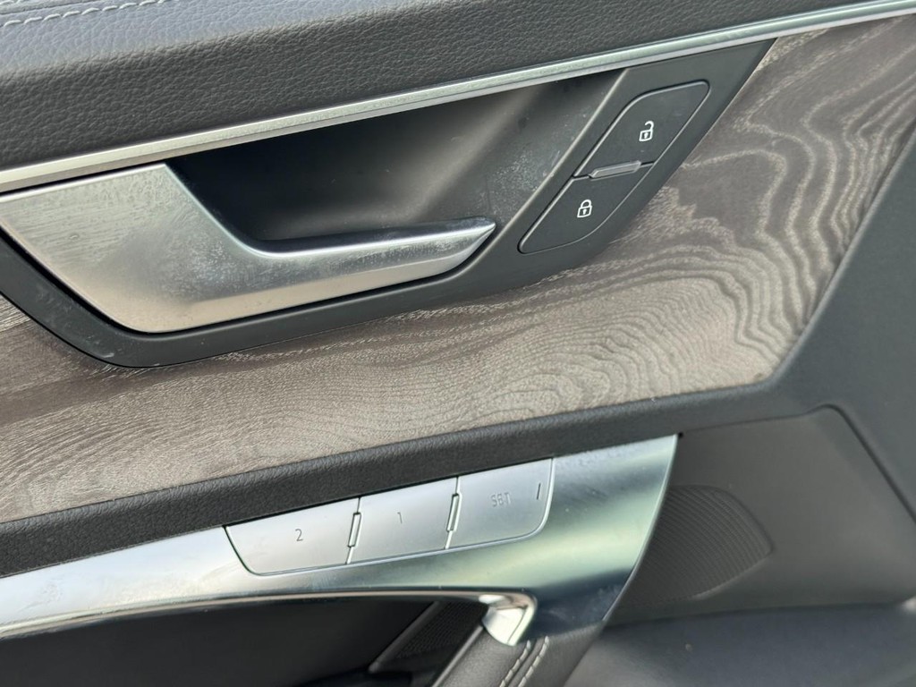 Audi A6 Sedan Vehicle Full-screen Gallery Image 17