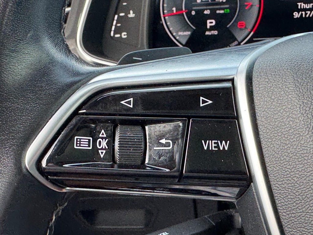 Audi A6 Sedan Vehicle Full-screen Gallery Image 19