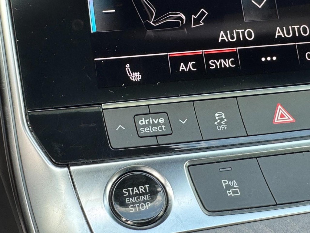 Audi A6 Sedan Vehicle Full-screen Gallery Image 23