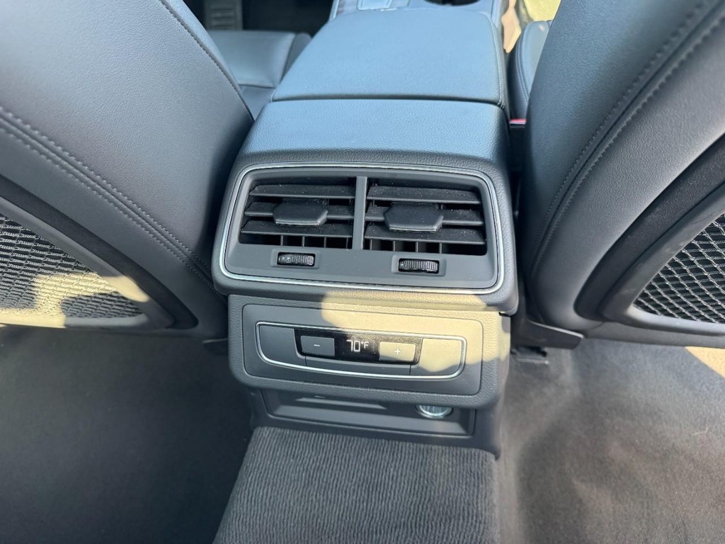Audi A6 Sedan Vehicle Full-screen Gallery Image 11
